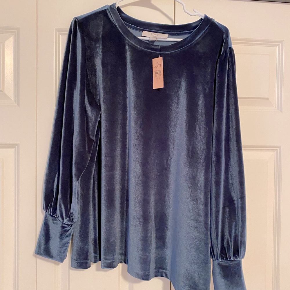 Velvet blouse with long sleeves